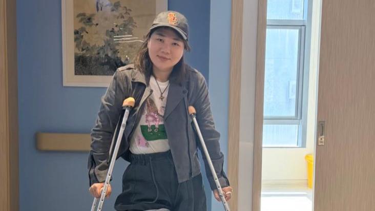 41岁明星经纪人滑雪摔惨！硬扛6天，回国查出6处受伤，要拄拐6周