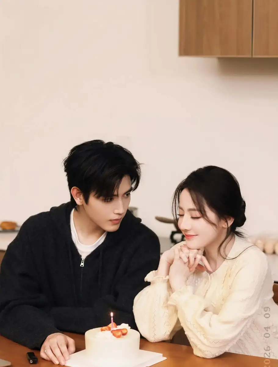 迪丽热巴陈飞宇温柔对视氛围浪漫 两人亲密互动般配养眼