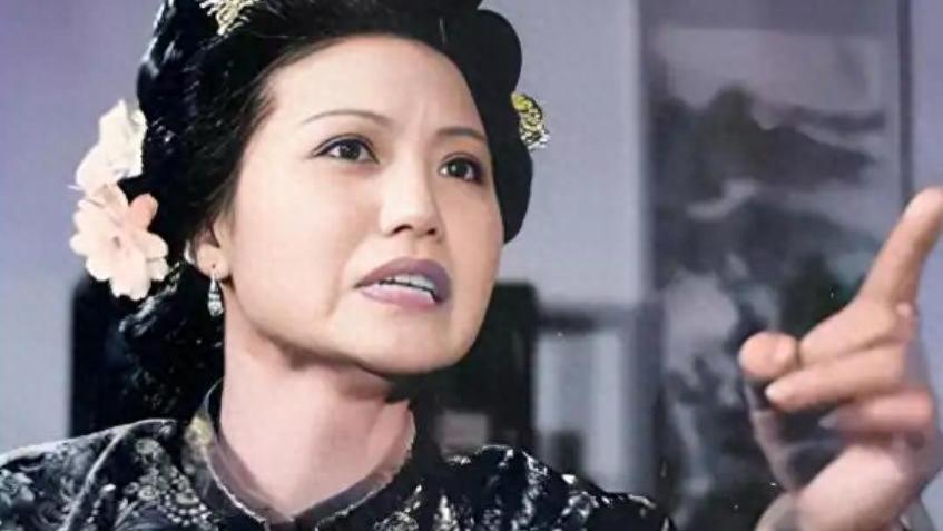 赵姨娘恨宝玉不奇怪，为何也恨王熙凤？只因两句话和一个扎心细节