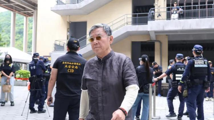台湾影坛大佬去世，91名警员在灵堂驻守，李立群陈楚河等众星现身