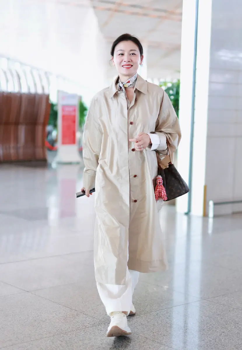 “浪姐”来了！李小冉叶一茜等人现身机场录制节目