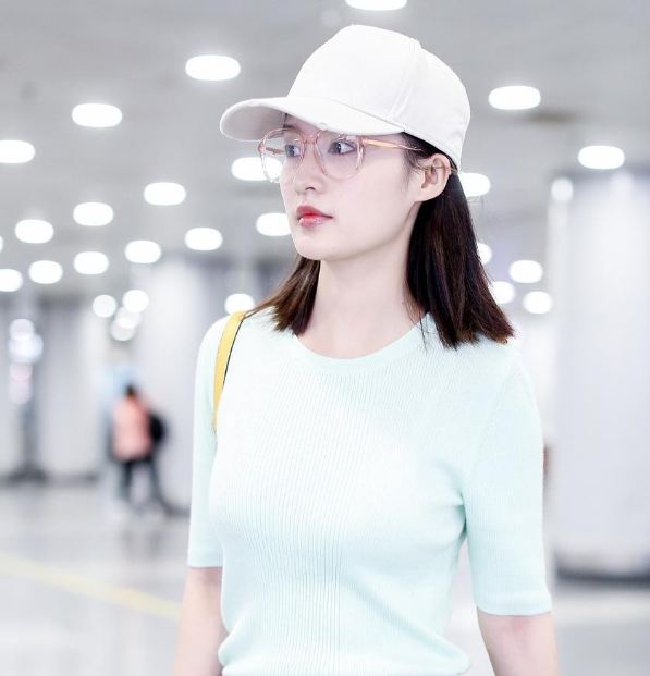 李沁机场私服太会穿了吧，把“清爽高级”拿捏得死死的
 
- 薄荷绿紧身针织短袖+