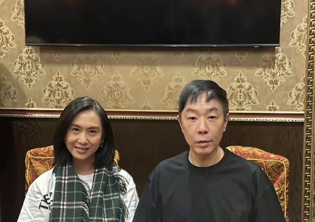 黄贯中大大方方晒出和朱茵的近照无美颜超真实
曾经的女神也有了岁月痕迹，但夫妻俩同