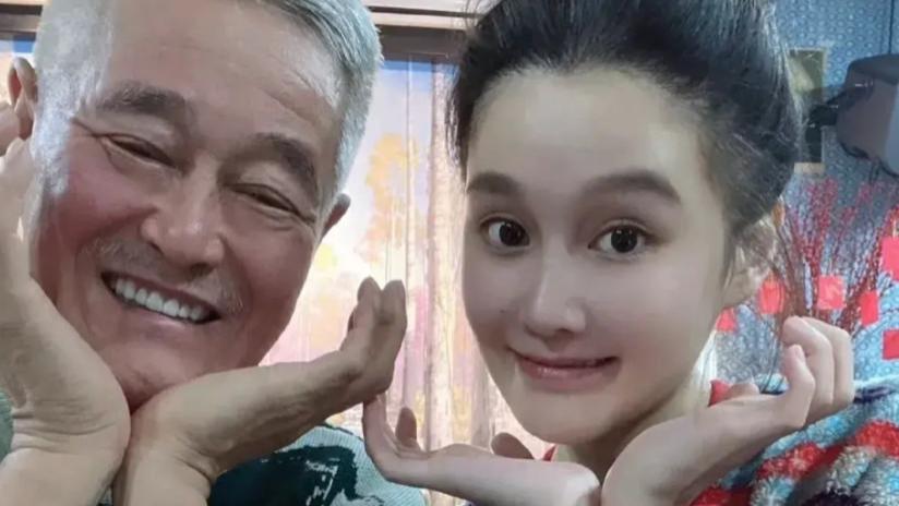 69岁赵本山近况曝光！女儿球球直播时透露：他不出来了。