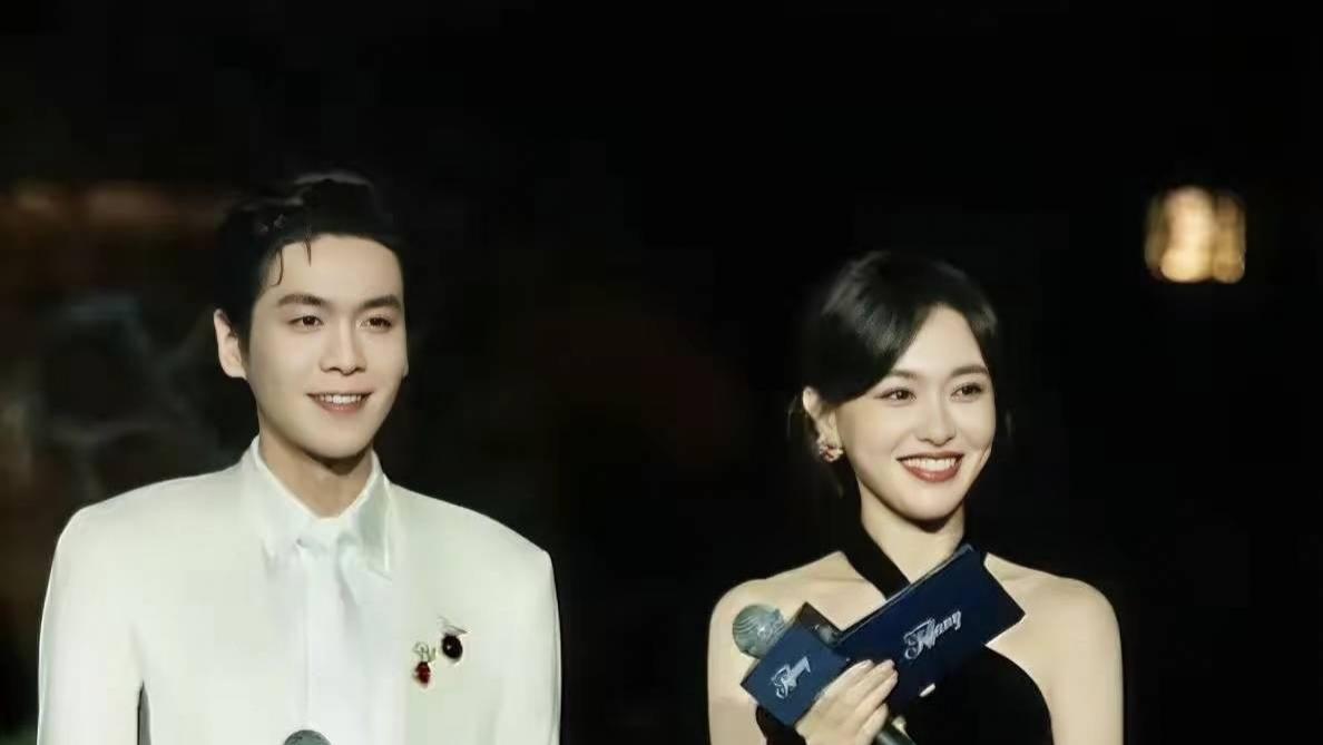 唐嫣张若昀跨界主持引热议，昔日“母子”变顶流搭档