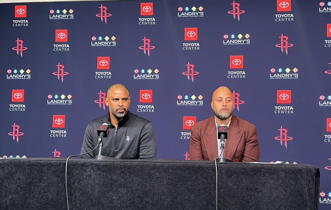 根据火箭队的随队记者凯利·伊科透露，根据消息人士透露，火箭队现在动作不断，他们一