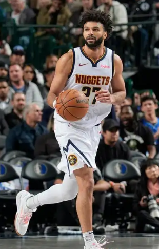 掘金穆雷这种控卫太强了，三分优秀，中距离杀死人，越关键越准。防守也不差，感觉特别