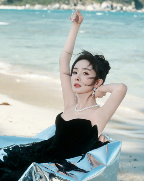 海风浪花，穿墨绿色高定，享受愉悦的过程