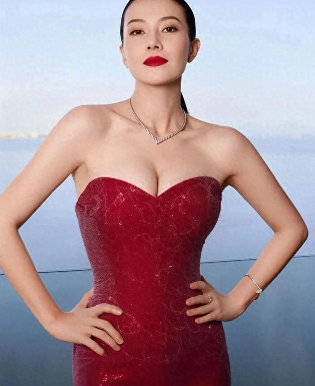 46岁高圆圆放飞自我
红裙封神，身材曲线绝了！