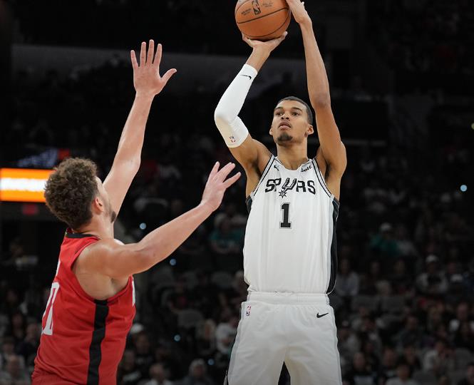 文班亚马虽然是一位超级中锋，他的防守能力在联盟当中是顶尖的水平。然而在进攻方面，