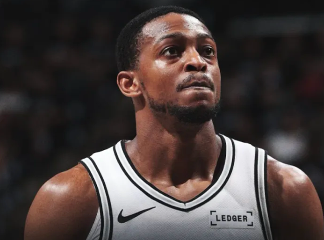 NBA季后赛，马刺主场战胜开拓者，大比分4-1晋级西部半决赛。
福克斯并列成为马