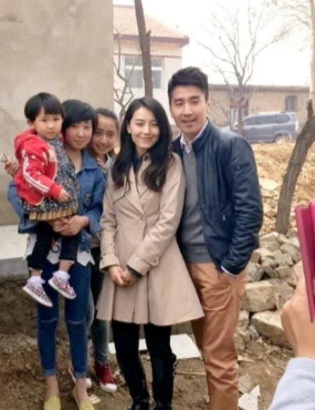 明星也是可以如此接地气的。高圆圆和老公赵又廷回老家，与老乡合影笑容美，一点明星架