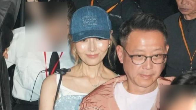 许晋亨李嘉欣亮相演唱会，马尾背心显清爽，夫妻俩十指紧扣好甜蜜