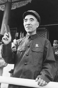 天安门城楼上的林彪，手举红宝书，佩戴着毛主席像章，紧跟形势啊。