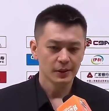 辽宁男篮主教练杨鸣谈球队惨败新疆，他表示：这场前三节打得还是不错，问题还是出在第