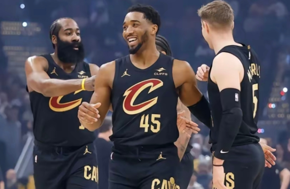 说实话，米切尔有点过于尊重登哥了，这最后是真不主动要球啊

这样的团队我只能说今