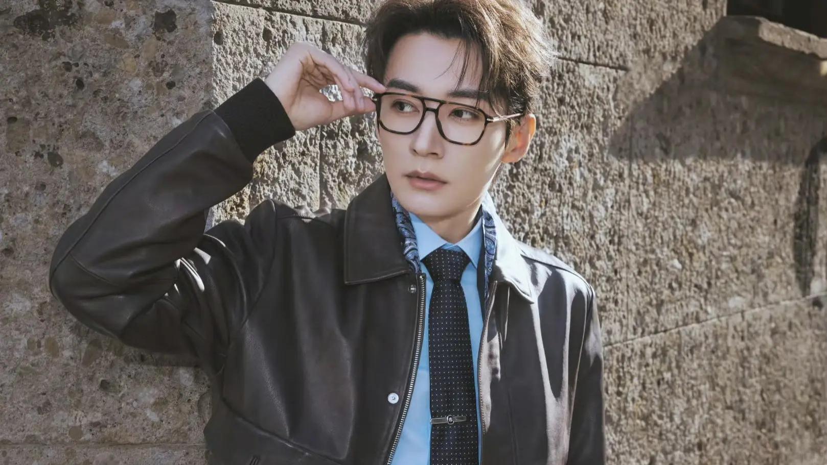 刘学义米兰炸场！金丝眼镜造型打破次元壁，这波“高智感”拿捏了