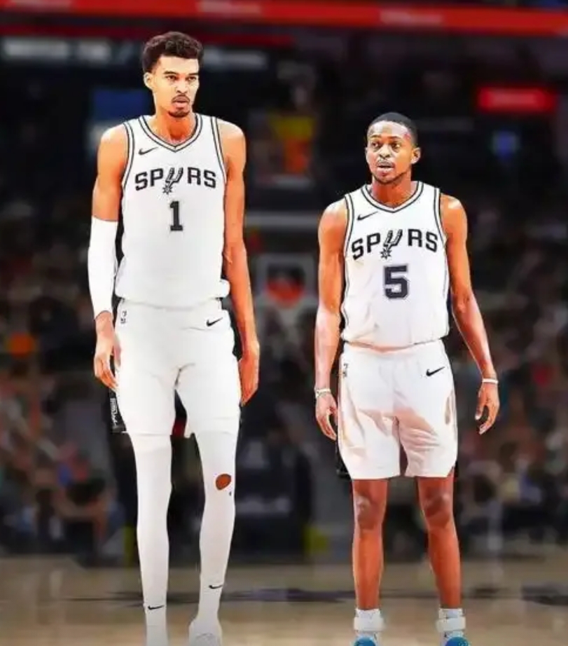 什么叫“收放自如”？你看马刺福克斯的数据，真的挺有意思：文班亚马出战时，福克斯场