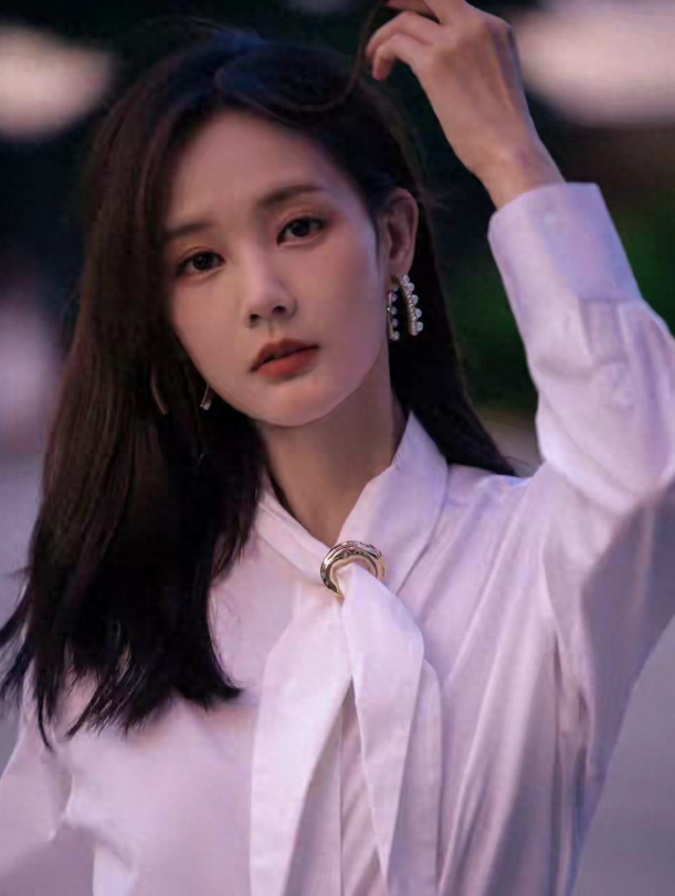 被李一桐的氛围感拿捏了
黄昏写真温柔又灵动，美到犯规