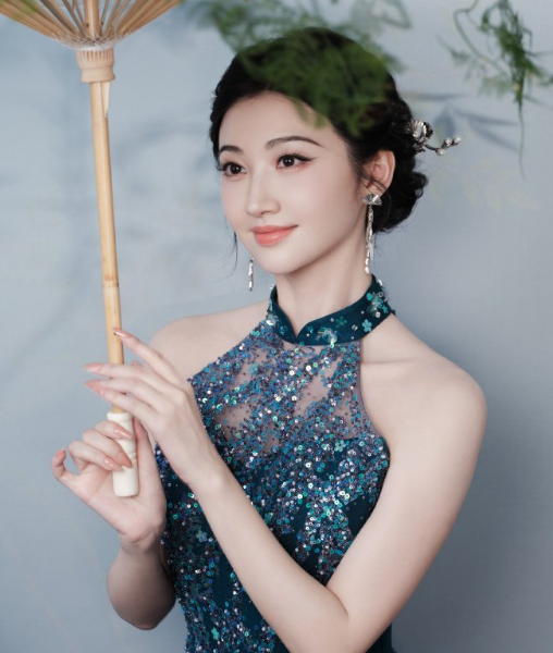 碧绿之水为裳，绿珠翠玉点鬓。以现代之姿，涵养东方韵致