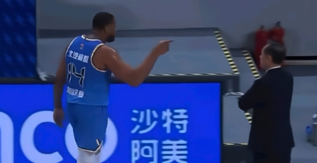 北京男篮外援斯佩尔曼怒指许利民。北京男篮和同曦男篮的比赛当中，北京男篮外援斯佩尔