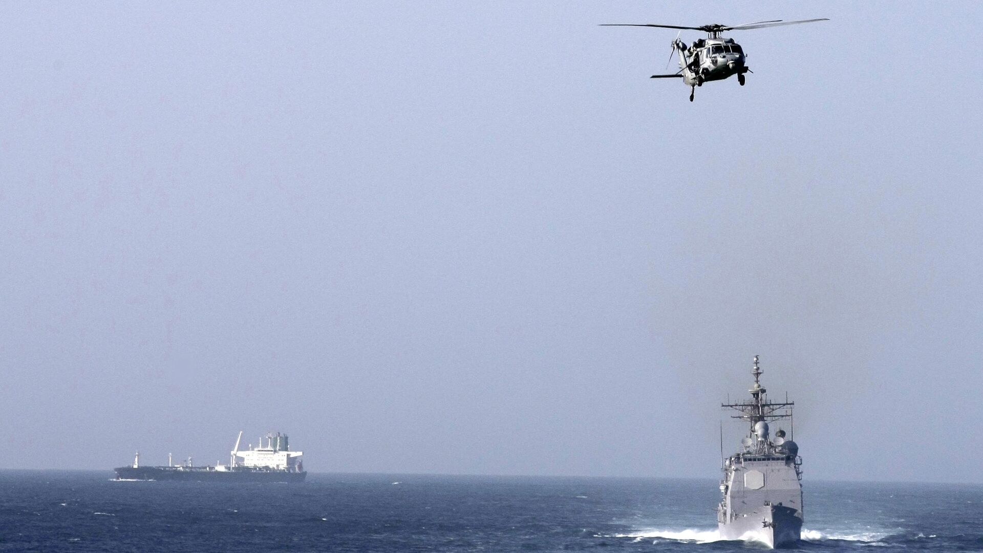 伊朗称击中美军驱逐舰，美军急否认，卫星图却给出关键线索？