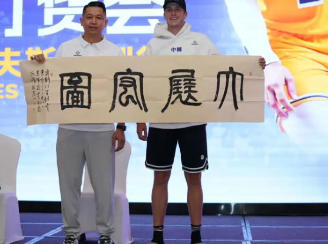 奥斯汀-里夫斯亚洲行正在进行中。
首站，里夫斯来到厦门出席准者体育2026春夏订