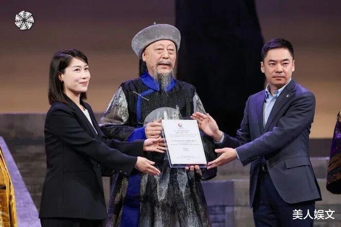 65岁倪大红近况曝光！娶美女制片人倪炜为妻，如今婚姻幸福让人