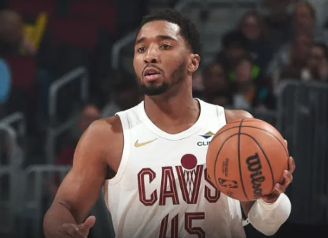 明日常规赛，骑士将再战老鹰。
据报道，米切尔、贾勒特-阿伦、萨姆-梅里尔因为伤病