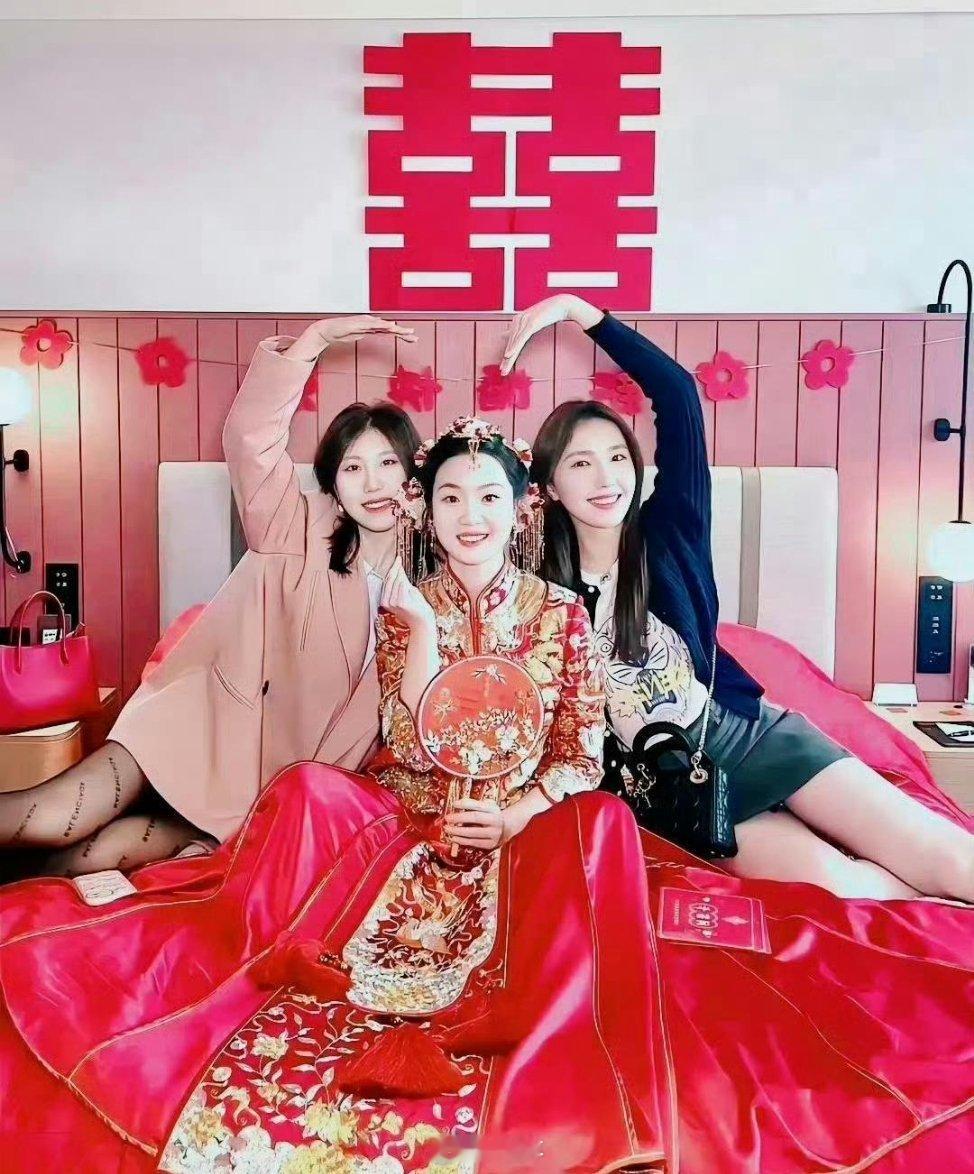 黑衣服伴娘，有点喧宾夺主吧？