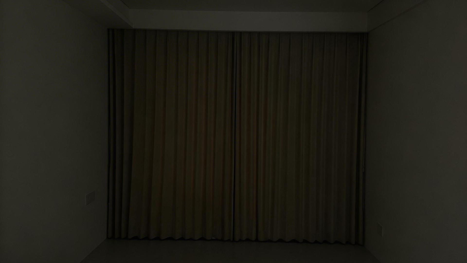 听我一句劝！装修小白别死磕窗帘盒了，中波帘不用笨重盒子，窄边窗幔就能解决顶部漏光