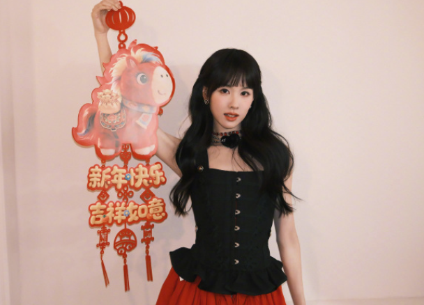 陈都灵的新年美照，这元气满满的样子真不错！