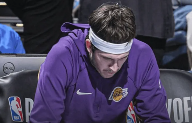 NBA季后赛，湖人主场90-108不敌雷霆。
全场比赛，湖人后卫奥斯汀-里夫斯首