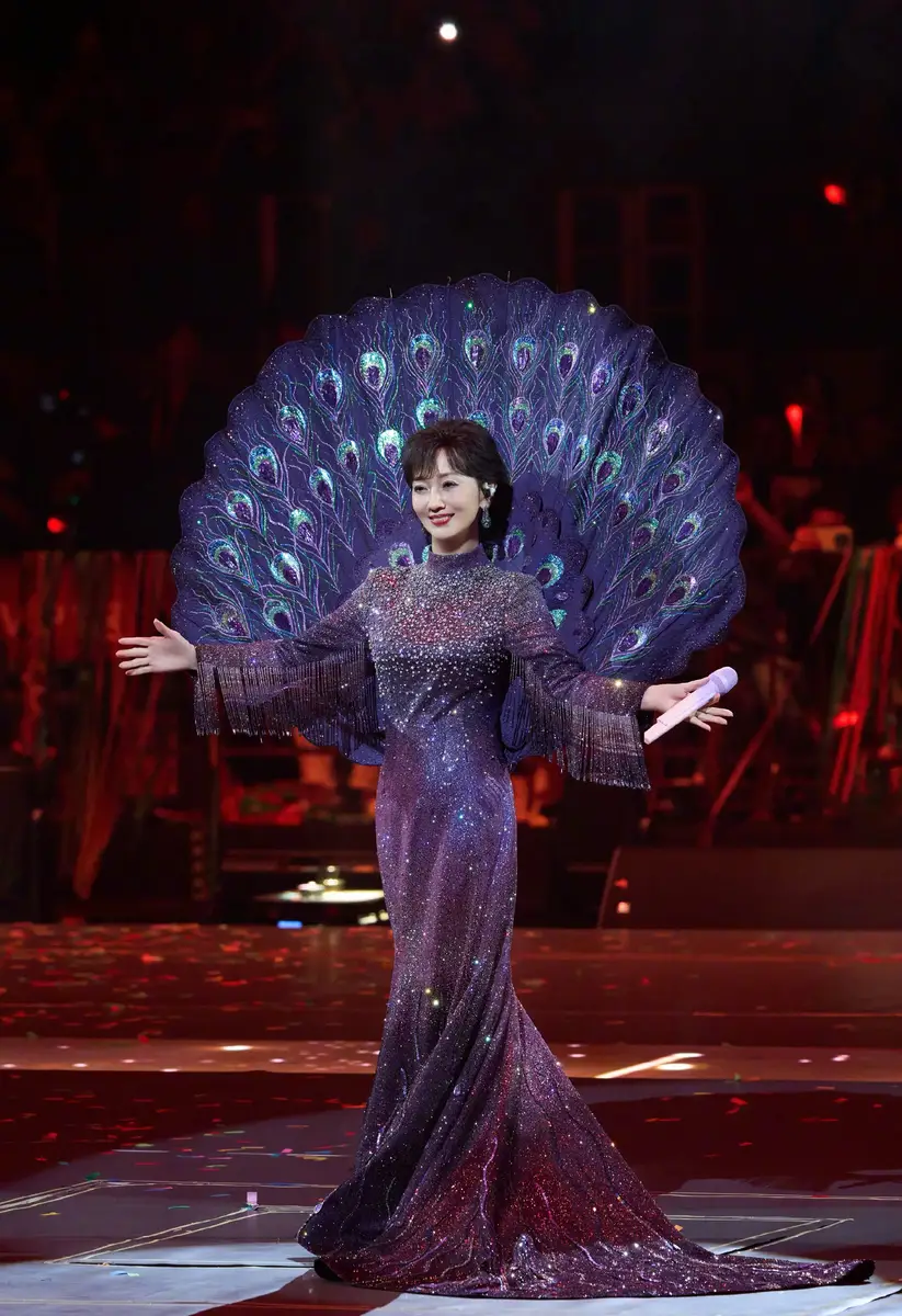 赵雅芝化身紫孔雀女王梦幻神秘！穿闪耀银河长裙唯美浪漫