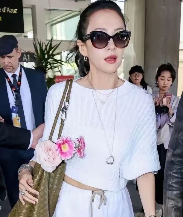 章子怡离婚后又变回了原来的自己
她这套衣服很显年轻。
她涂着大红口红，戴着墨镜?