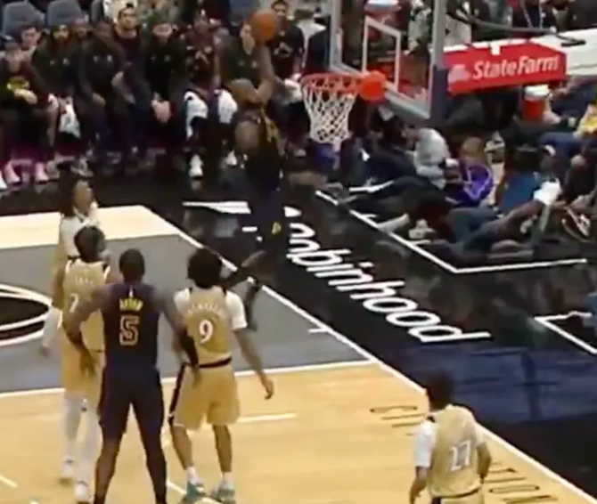 NBA常规赛，湖人142-111击败奇才。
赛后湖人球员德安德烈-艾顿接受了记者