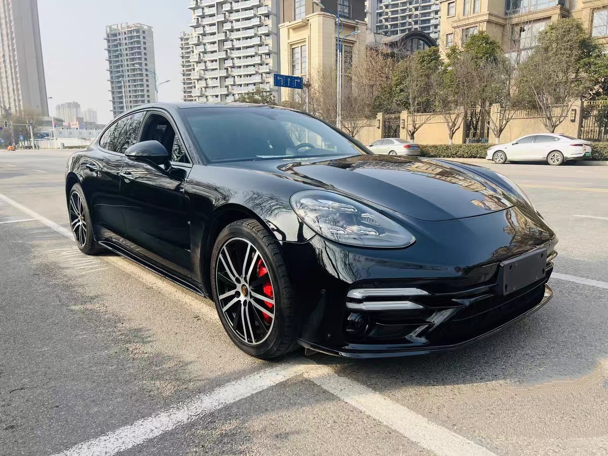 近期车友们有没有发现，一向孤傲的保时捷也低下了高贵的头颅，帕拉梅拉、卡宴等许多车