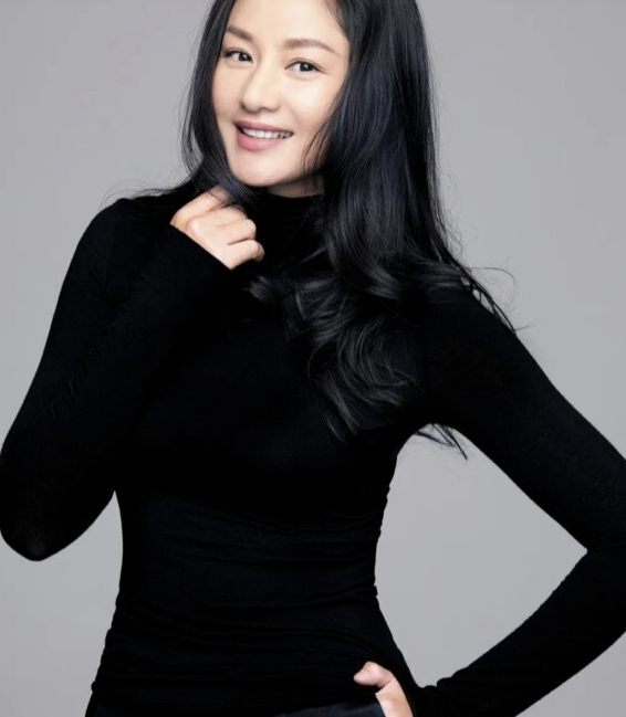 提起瞿颖可能我们最先想到的是九十年代她走T台的样子
那时候她高挑的身形、利落的步