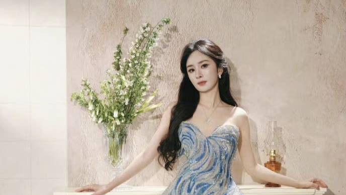 杨幂蓝紫渐变礼服亮相，化身深海人鱼公主闪耀上海凯度品牌盛典