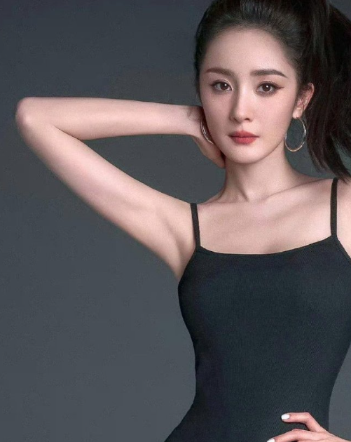 细腰完美呈现，身材曲线流畅，美不胜收