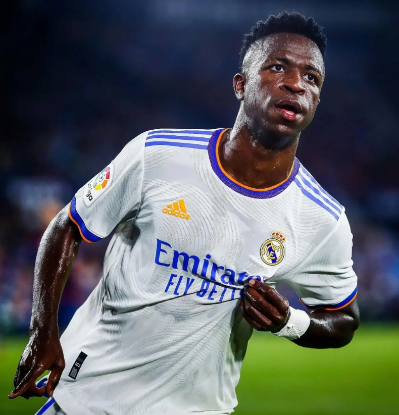 维尼修斯在的时候皇马拿了22年和24年两座欧冠，且在淘汰赛都有绝对信服力的表现无