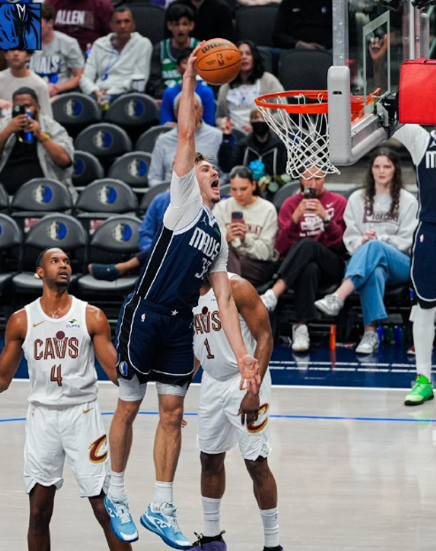 NBA常规赛独行侠主场对阵骑士的比赛已经结束。全场战罢，独行侠以103-138不