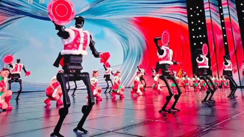 我实在忍无可忍了，春晚机器化的七年之痒：当科技奇观沦为审美疲劳的背景板