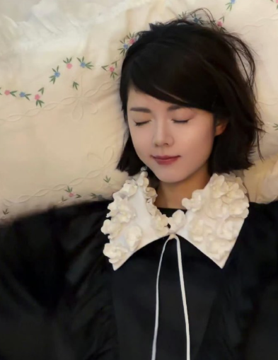 赵今麦美萌洋娃娃实锤！最新大片造型甜度拉满，短发斜刘海灵动又可爱，一颦一笑都自带