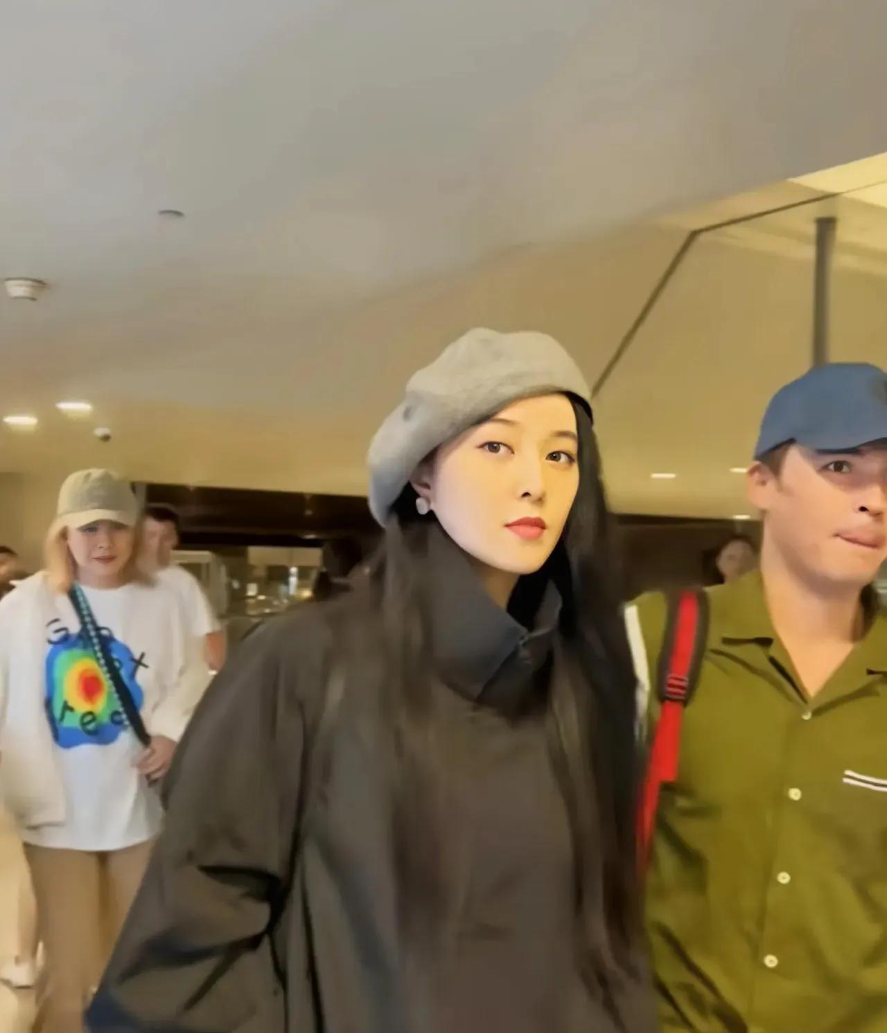 虽然她可能再也回不到昔日在娱乐圈的辉煌，但不得不说，已经40多岁的她，这颜值依然