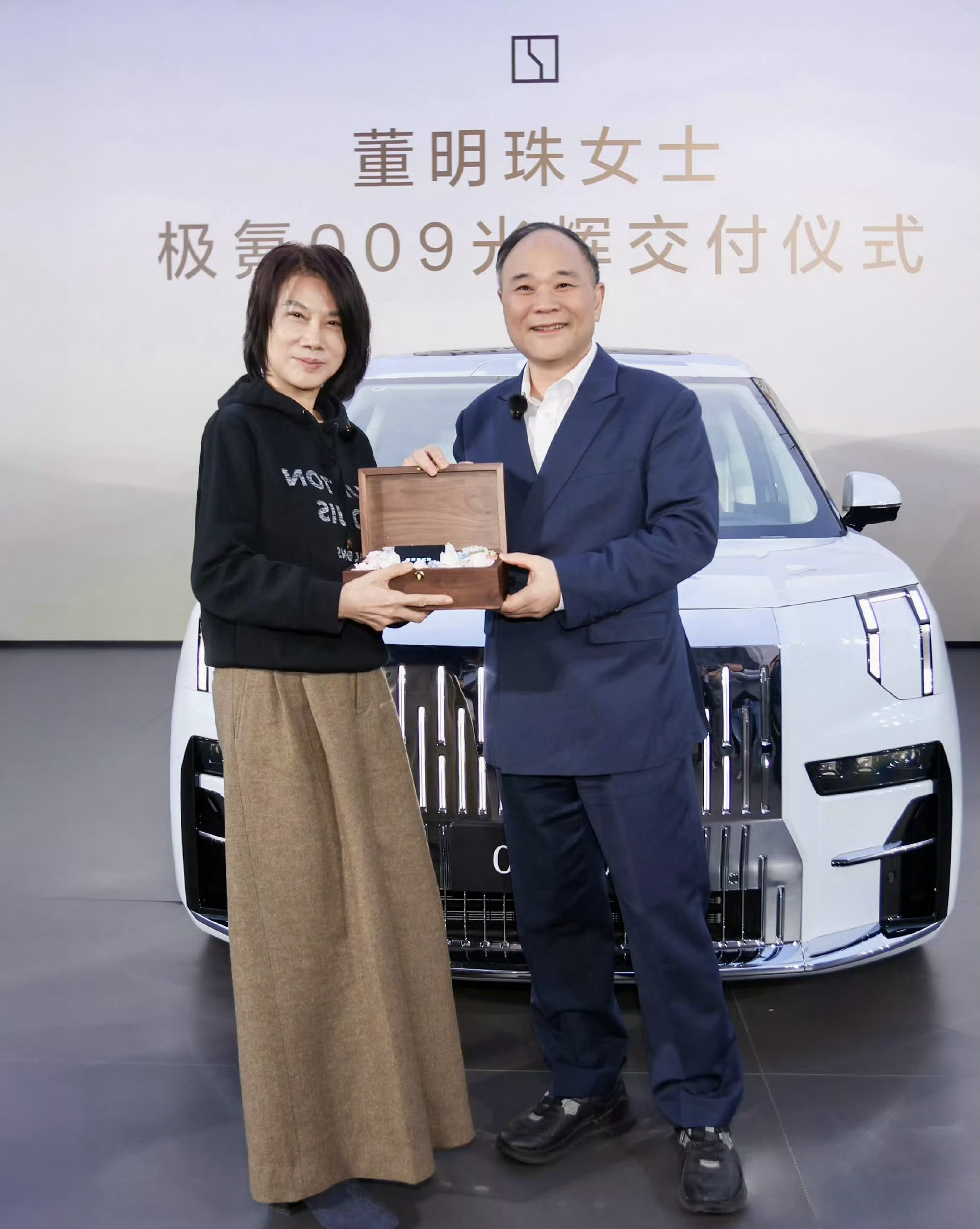 董明珠提走9台极氪，

雷军刚点亮SU7灯带，

这俩真在比谁更懂车？

3月1