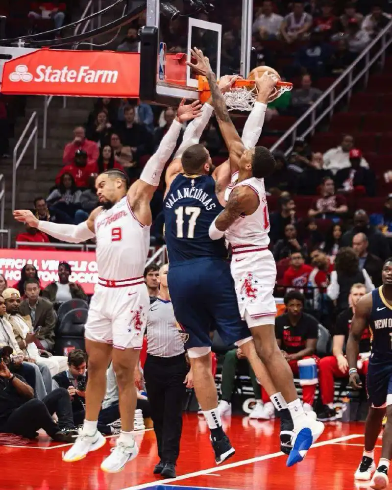 守天门（禁区）的泊头，护框、篮板堪称本世纪中锋的灾难，移动太慢跟不上防守的节拍