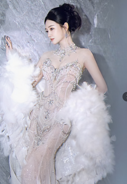 北控男篮球员朱松玮晒出女友美照，他配文写道：“天灵灵地灵灵，我的婆娘乖得像李冰冰