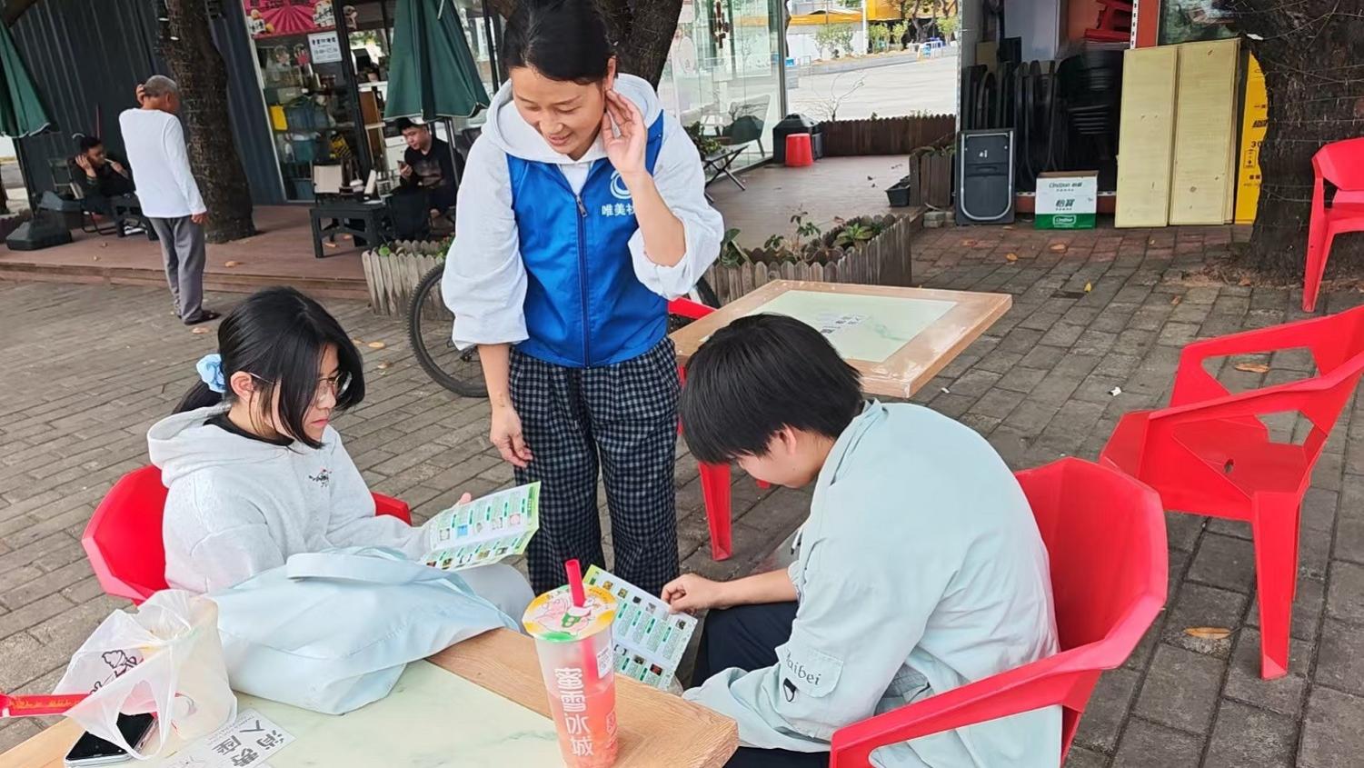 禁毒宣传进村居 全民携手筑防线
