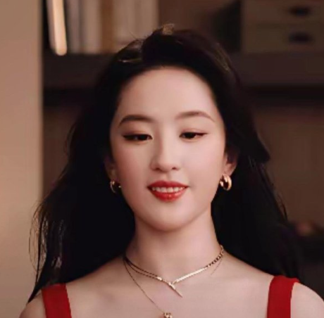 刘亦菲暖调大片氛围感，红缎吊带裙衬得她明艳又妩媚